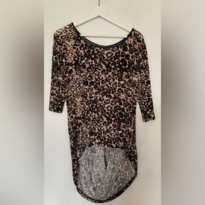 Suzy Shier Asymmetric leopard shirt